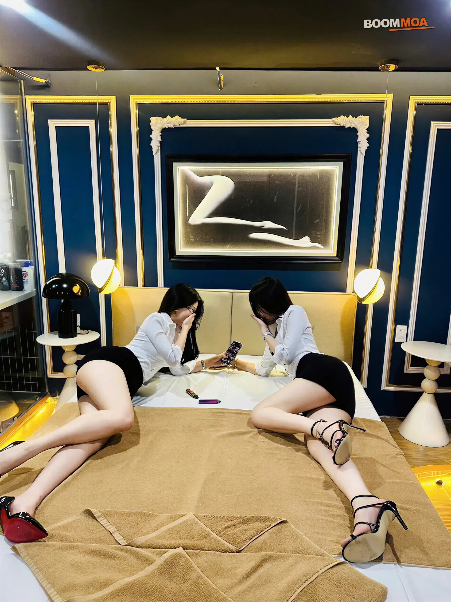관리 침대가 놓인 객실의 나트랑 두바이 마사지 관리사 두 명